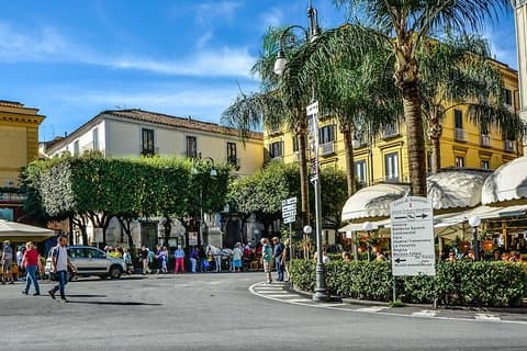 Transfert privé de Sorrente ou de la côte amalfitaine à Naples ou vice versa