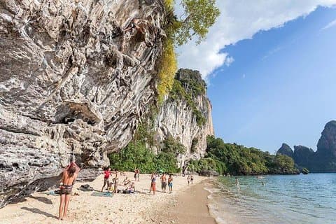 Riesiges Kletterparadies am Strand von Railay, Krabi