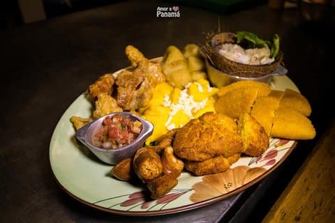 Entrada para cena panameña y espectáculo folclórico con recogida.