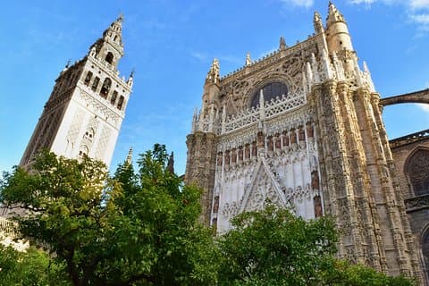 Visita guiada a Sevilha e ao bairro judeu com espetáculo de flamenco ao vivo.