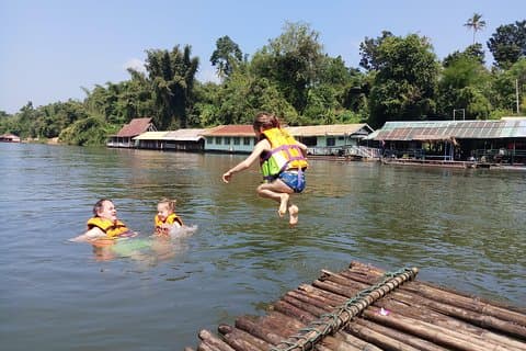 Balsa de bambú en el río Kwai