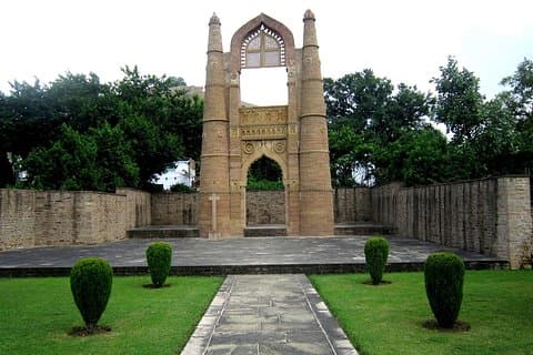 Chanderi – History with a silken touch (Day Excursion from Jhansi)