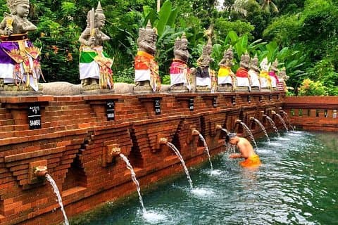 地元の人々とのユニークなクレンジングセレモニー