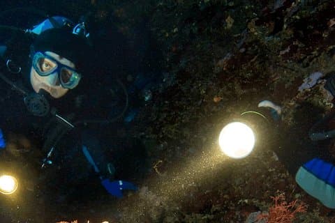 Tauchen in der Abenddämmerung in Unawatuna