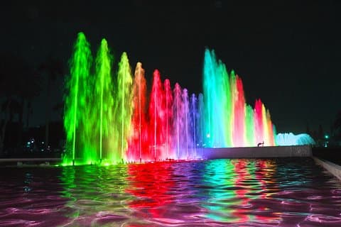 Magic Fountains Park med lysshow om natten!
