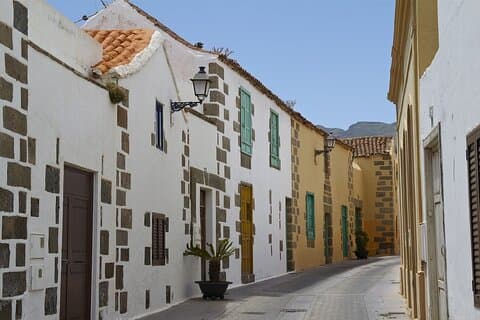 Excursión privada a Aguimes y Cave Town desde Las Palmas con degustación de tapas