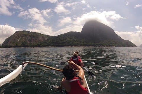 Recorrido en canoa por la montaña del Pan de Azúcar, en Río de Janeiro