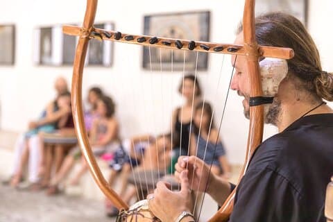 Santorini: Experiência musical mítica Megalochory no Simposio