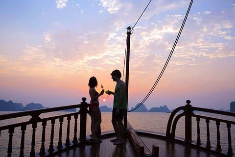 Sunset cocktail og middag på Emperor cruise på Nha Trang Bay