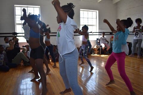 Assista a um ensaio de dança juvenil com um especialista no assunto