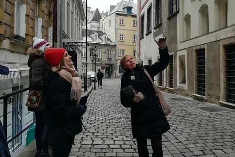 Wien for barn: Tales of Dragons & Saints