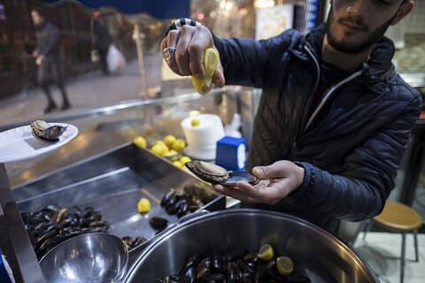 イスタンブール夜のグルメツアー:タクシムとカラキョイの絶品グルメ