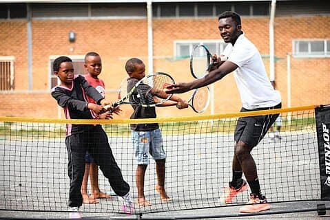 Spela tennis med en Changemaker