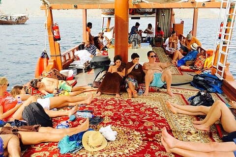 Khasab Dhow Kreuzfahrt - Halber Tag mit Summing, Delfinbeobachtung