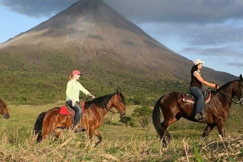 Balade à cheval au pied du volcan et à la cascade de La Fortuna