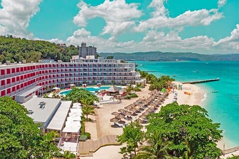 Privat lufthavnstransport til Royal Decameron Cornwall Beach Resort
