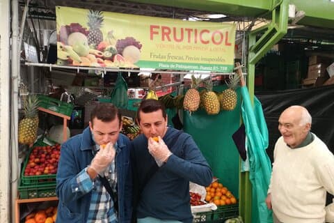 Exotisk fruktupplevelse på Paloquemao-marknaden
