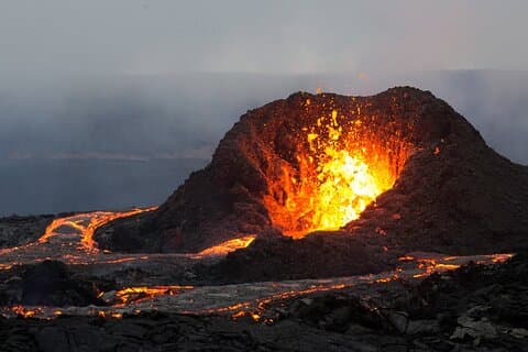 Combo: caminata guiada por el volcán activo Geldingadalur y la península de Reykjanes