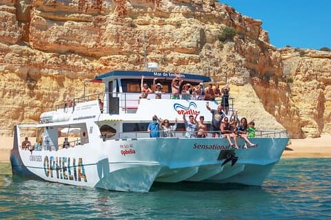 Paseo en barco por Benagil con almuerzo, barra libre y actividades acuáticas divertidas