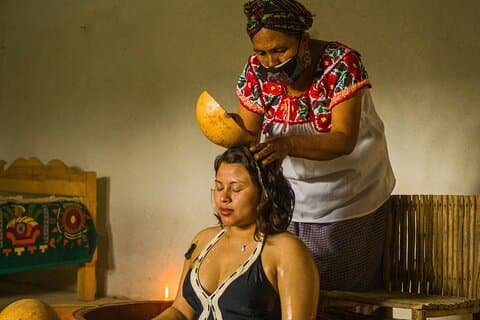 Cerimonia di guarigione tradizionale zapoteca, bagno alle erbe e pranzo in villaggio.
