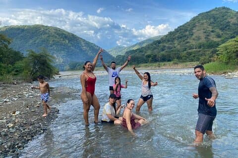 Picnic privato lungo il fiume di un'intera giornata da Medellin