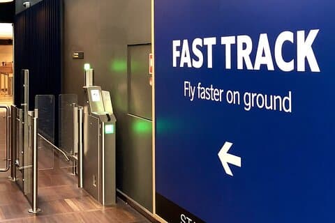 Fast Track na chegada ao Aeroporto de Santa Lúcia e traslado de ida e volta