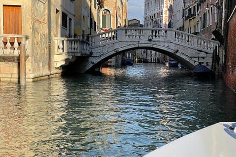 Venedig: De skjulte kanaler på en elektrisk båd