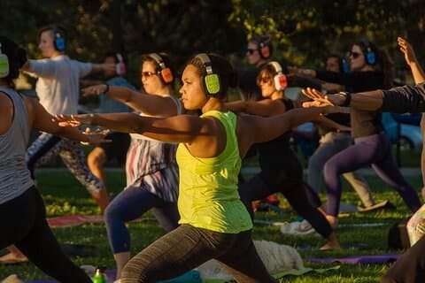 Silent Disco Style Yoga-klasse i Lake Merritt Pergola