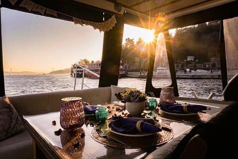 Solnedgang / middag på Bosporoscruise med privat yacht