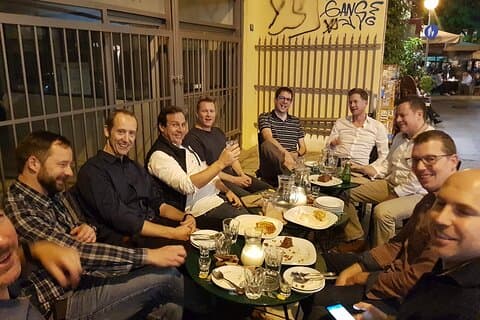 Visite gastronomique en soirée à Athènes en petit groupe