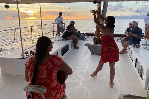 Vela al tramonto in canoa polinesiana