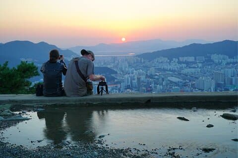 Goditi la vista notturna di Busan dal monte Hwangnyeongsan