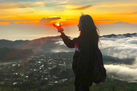バトゥール山の日の出トレッキングと隠れた滝