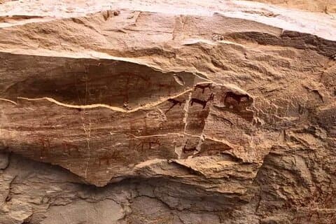 Grotschildering en oude oorlogsscène vanuit Dahab