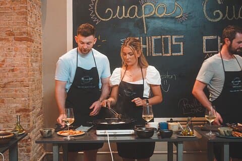 Paella-ervaring en bodemloze wijn in Barcelona