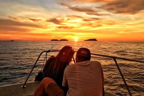 Excursión romántica al atardecer privado en barco por Zadar con vino local