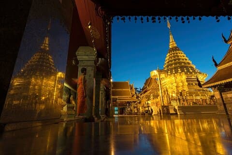 Doi Suthep och Wat Umong natttur från Chiang Mai