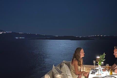 Romantische luxe lunch of diner in Oia met VIP-privévervoer