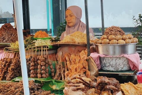 Excursão guiada por comida escondida de 3 horas em Yogyakarta ou ciclismo