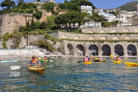 Kajak-Aktivität entlang der majestätischen Küste von Amalfi (Amalfi-Positano)