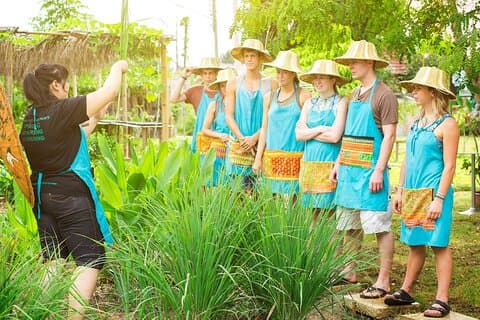 Cocina de medio día en una granja con recorrido por el mercado en Chiang Mai