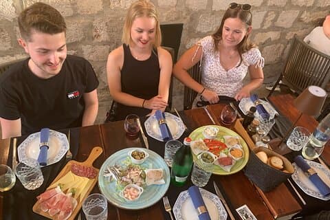 1 time og en halv mad- og vinsmagning i Dubrovniks gamle bydel