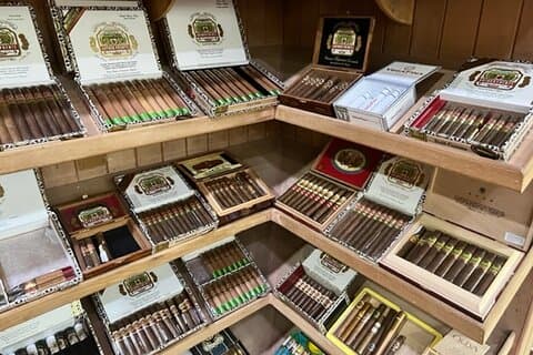 Guidet shoppingtur til Bella Mare Store (cigarer, chokolade, rom og souvenirs)