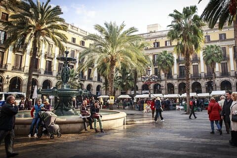 Traslado Privado De Tarragona A Barcelona Con Parada De 2 Horas