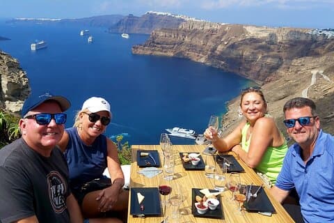 プライベート サントリーニ ワイン テイスティング ツアー、3 つのワイナリーと軽食