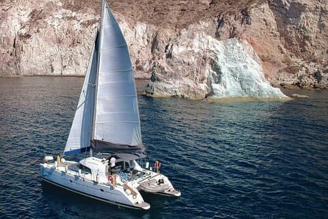 Santorin: Croisière en catamaran pour grandes occasions, tout compris