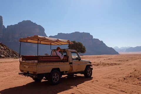 Ganztägige Jeep-Tour mit Übernachtung im Beduinencamp (Alle Mahlzeiten inkl.)