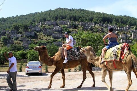 Fethiye Cammello a cavallo a Città fantasma