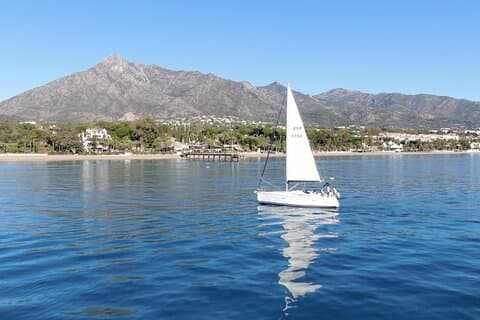 Passeio de barco privado saindo de Puerto Banús em Marbella (10 pessoas)