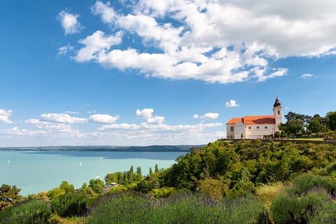 Tagesausflug zum Plattensee mit Segelkreuzfahrt und Weinprobe